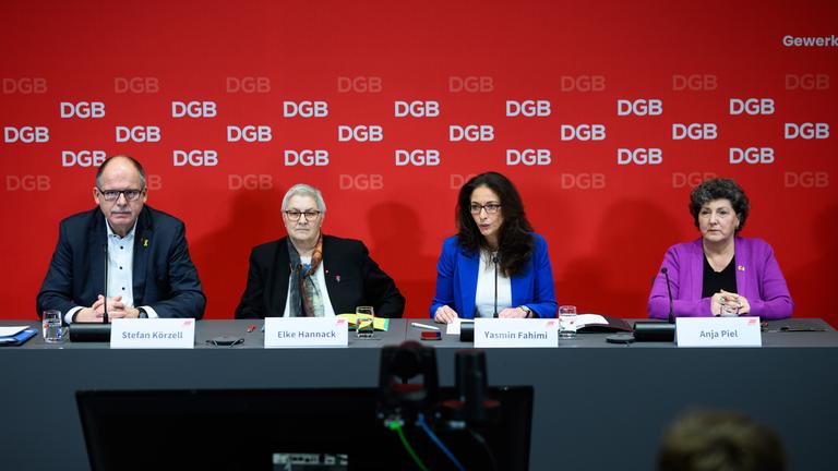  Berlin: Der Geschäftsführende Bundesvorstand des Deutschen Gewerkschaftsbundes (DGB), Stefan Körzell (l-r), Elke Hannack, Yasmin Fahimi, Vorsitzende des Deutschen Gewerkschaftsbundes (DGB), und Anja Piel sitzen bei der Jahres-Pressekonferenz des DGB zu den politischen Schwerpunkten für das Jahr 2026 in der DGB-Bundesvorstandsverwaltung. 