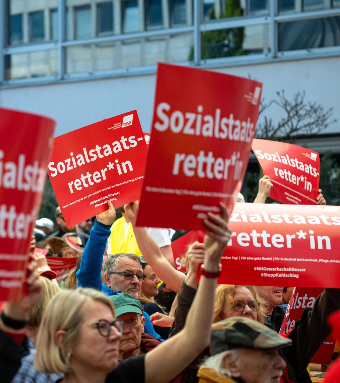 Menschen halten am Kornmarkt in Nürnberg Schilder mit der Aufschrift "Sozialstaatretter*in" hoch.
