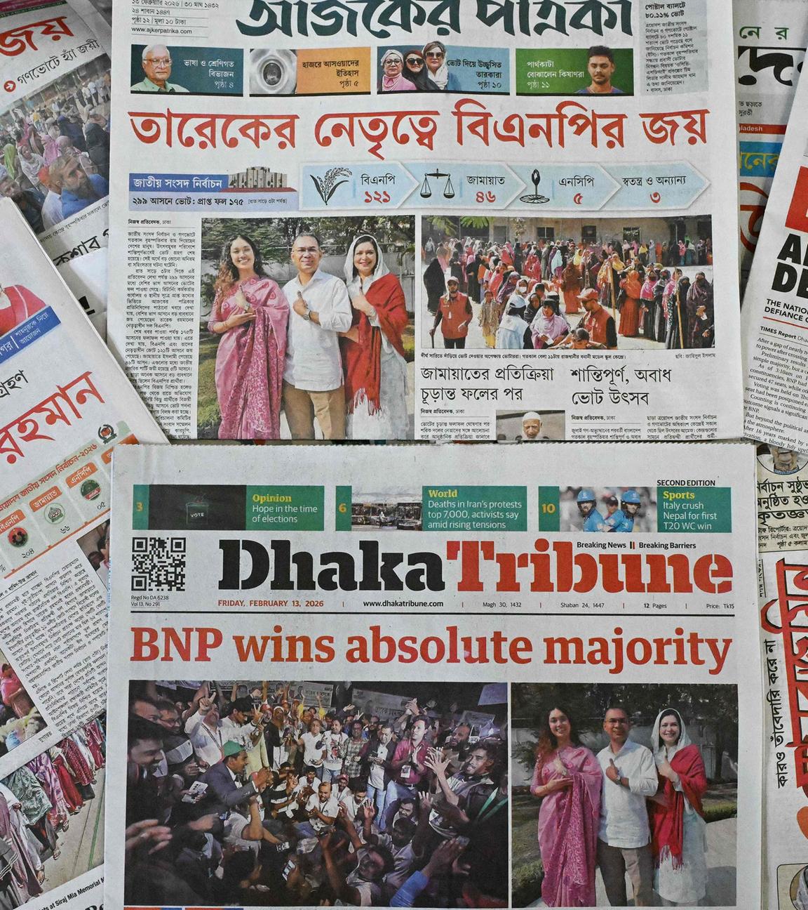 Die Titelseiten von Zeitungen mit dem Vorsitzenden der Bangladesh Nationalist Party (BNP) und Wahlkandidaten Tarique Rahman in Dhaka, Bangladesch