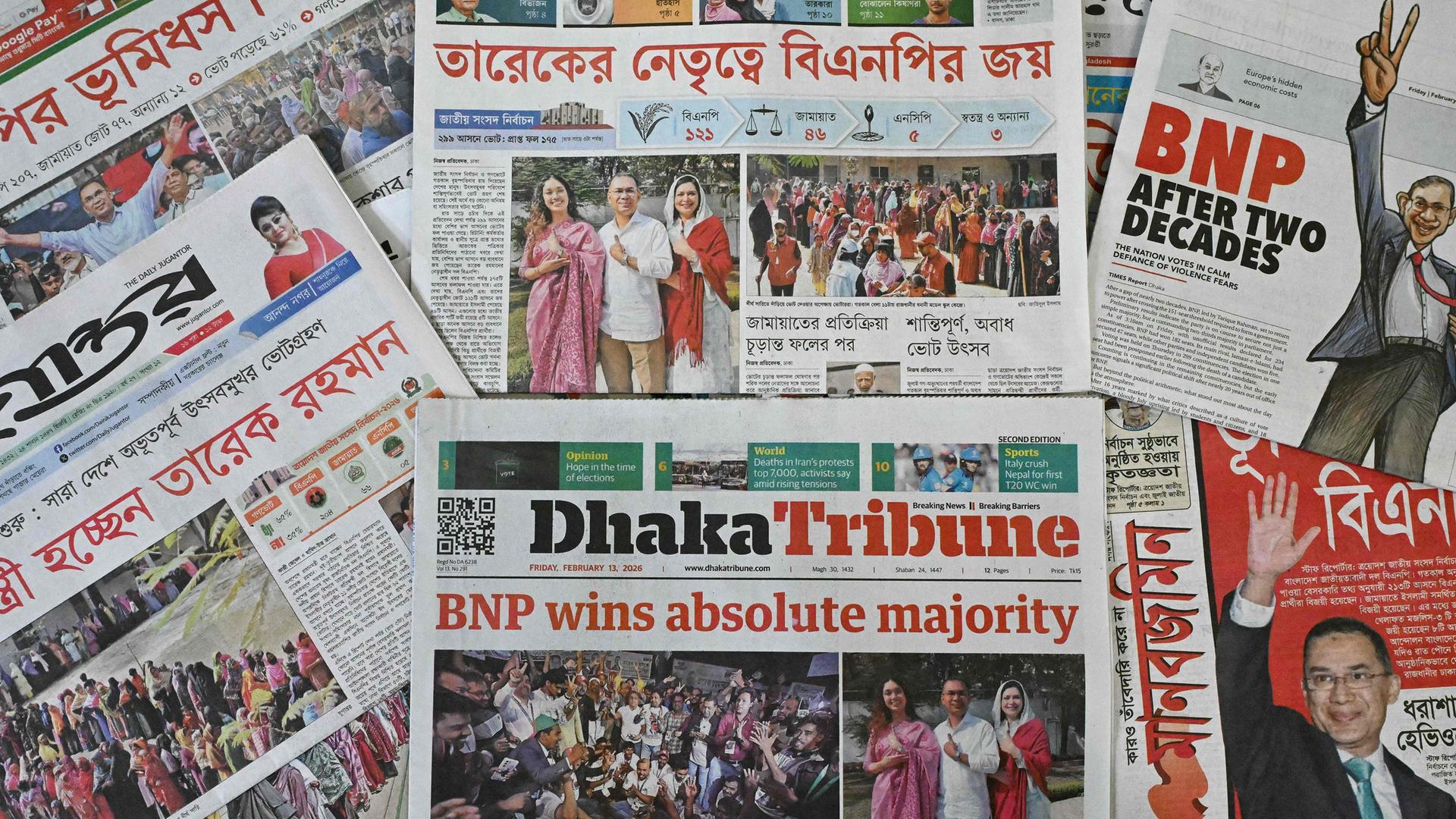 Die Titelseiten von Zeitungen mit dem Vorsitzenden der Bangladesh Nationalist Party (BNP) und Wahlkandidaten Tarique Rahman in Dhaka, Bangladesch