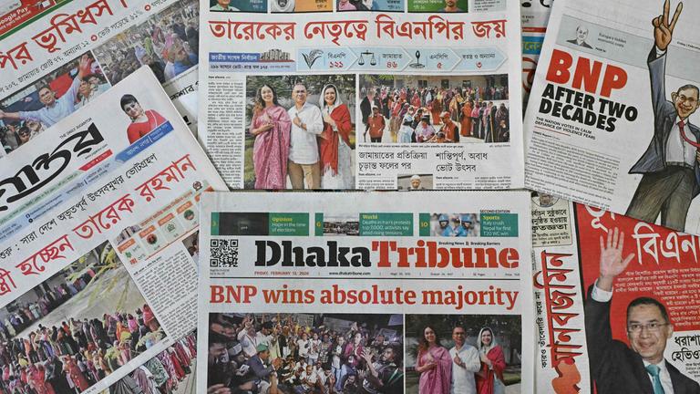 Die Titelseiten von Zeitungen mit dem Vorsitzenden der Bangladesh Nationalist Party (BNP) und Wahlkandidaten Tarique Rahman in Dhaka, Bangladesch