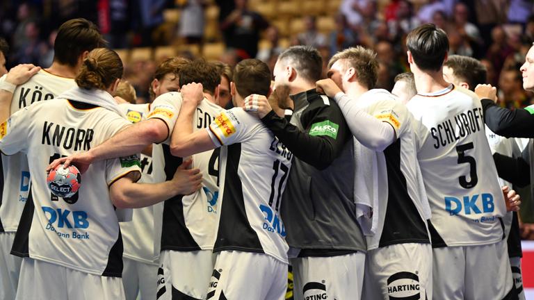 Die deutschen Spieler feiern ihren Sieg gegen das österreichische Handballteam.