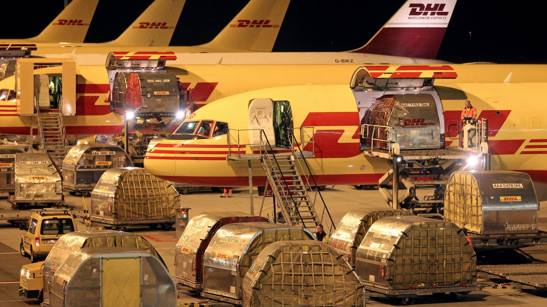 Leipzig/Halle: DHL-Frachtmaschinen werden bei Nacht beladen