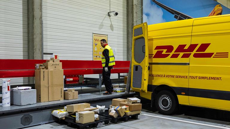 DHL Lager - Pakete werden geliefert