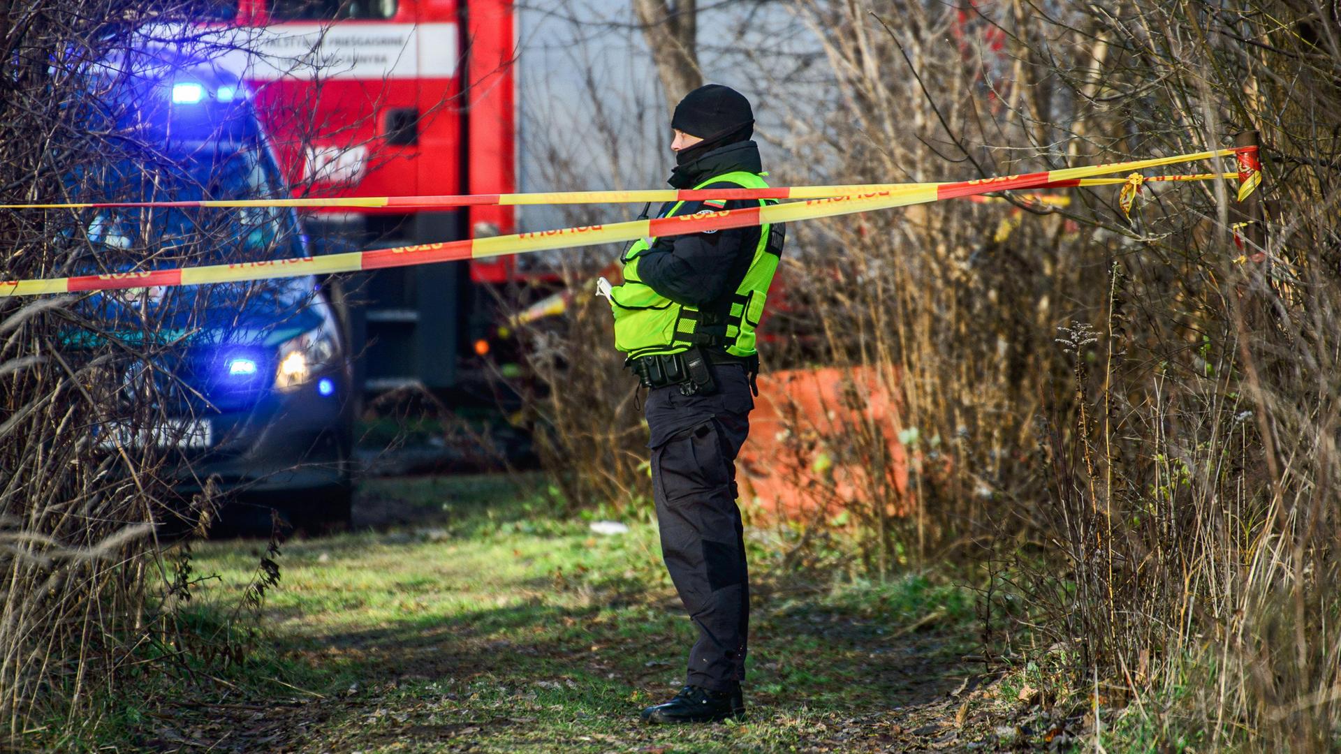 Ein Polizist sichert die Unglücksstelle
