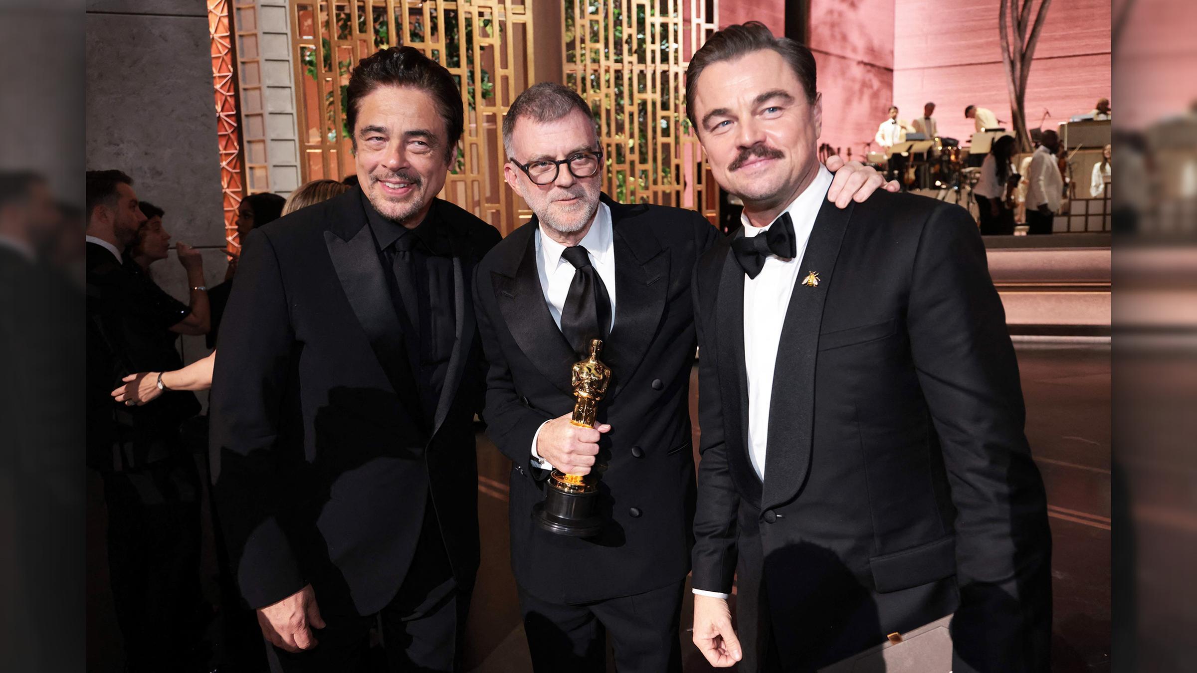 Benicio Del Toro, der US-Filmemacher Paul Thomas Anderson und der US-amerikanische Schauspieler Leonardo DiCaprio mit dem Oscar für den besten Film.