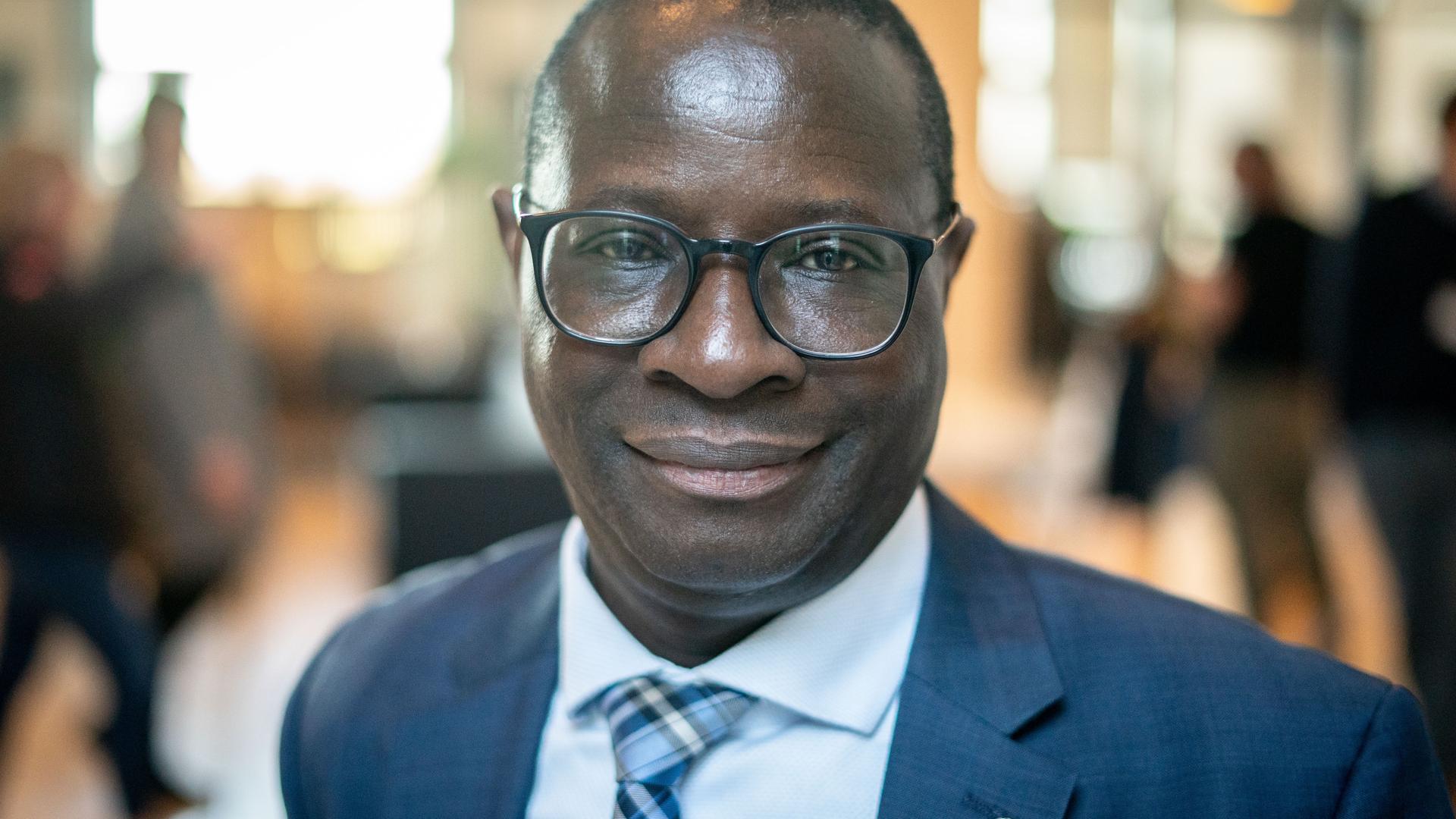 Der SPD-Bundestagsabgeordnete Karamba Diaby blickt am Rande der Sitzung des Bundestages in die Kamera des Fotografen.