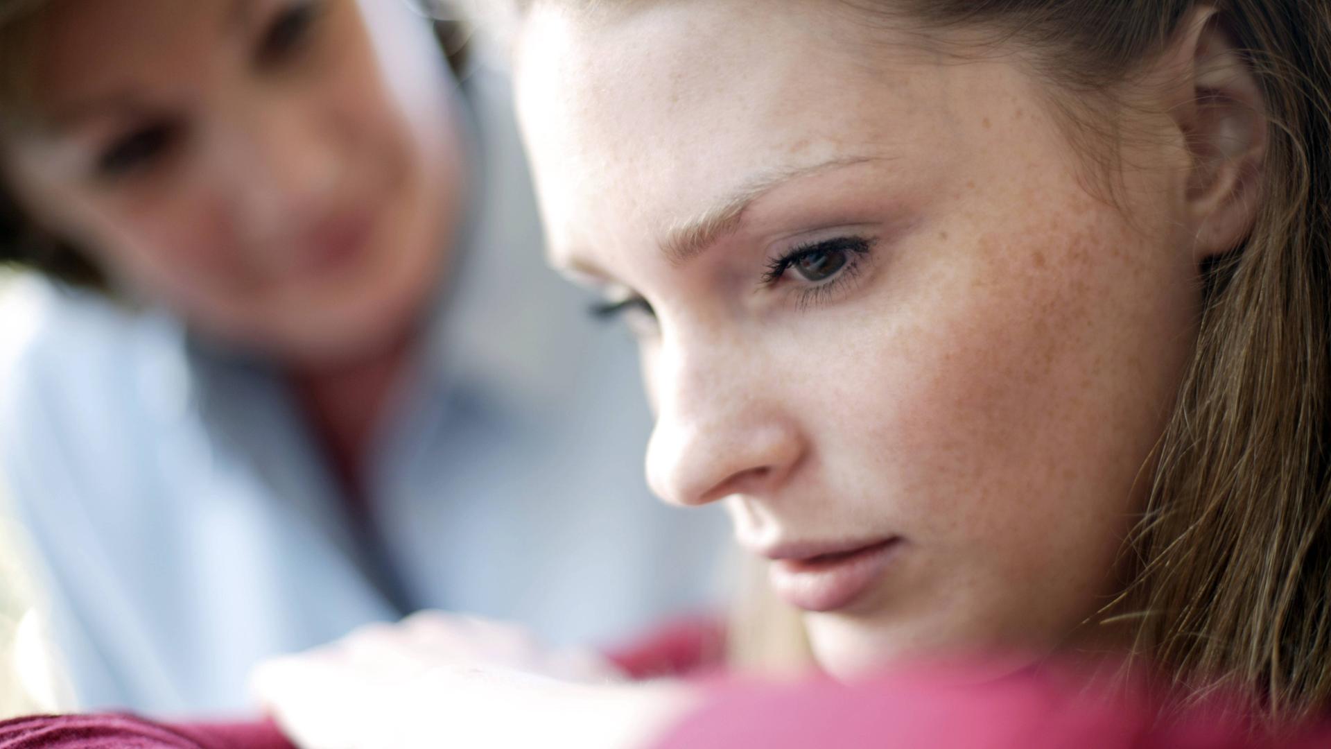 Junge Frau bekommt schlechte Diagnose von Ärztin