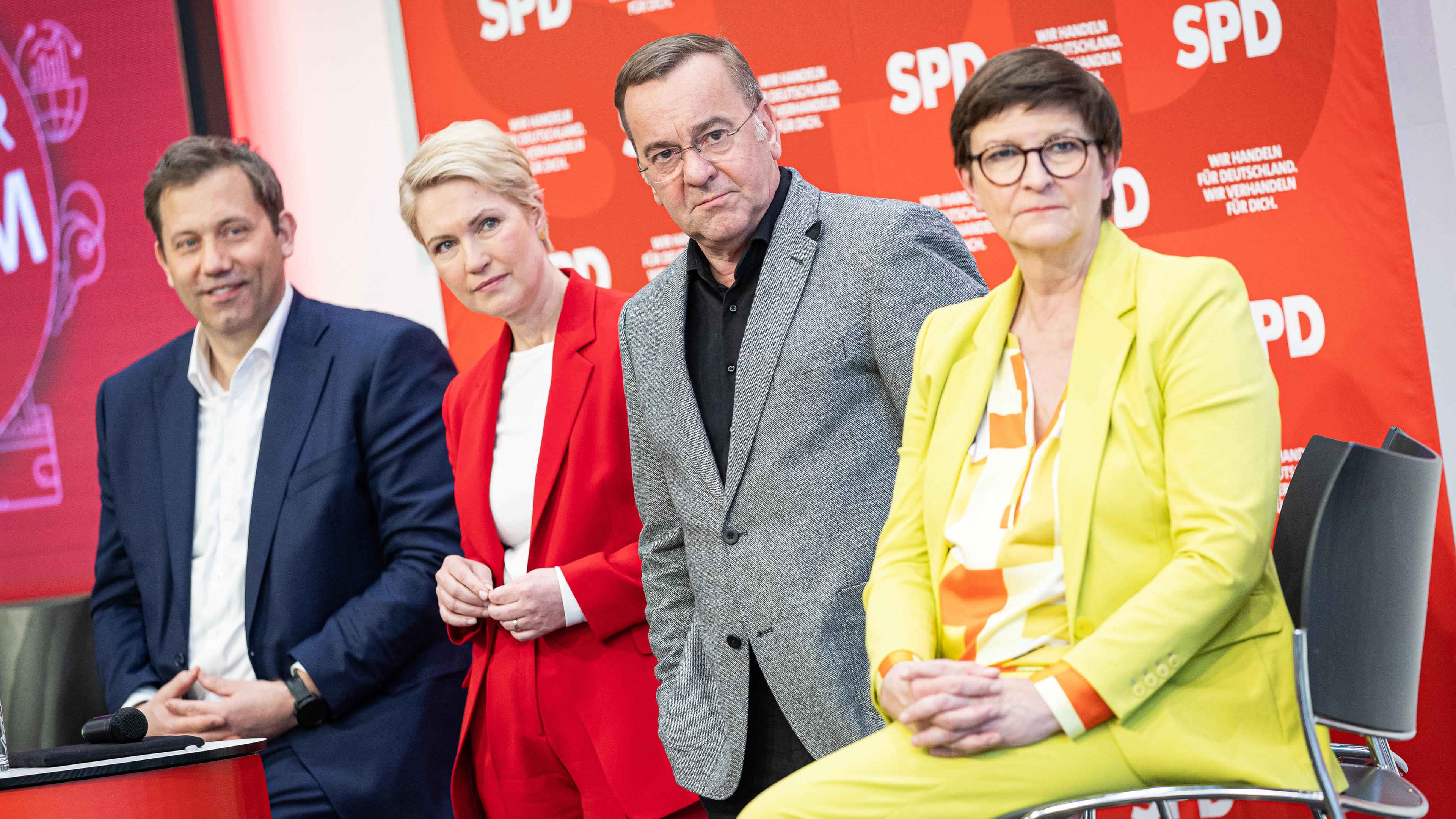 Hannover: Lars Klingbeil (l-r), SPD-Fraktions- und Bundesvorsitzender, Manuela Schwesig (SPD), Ministerpräsidentin von Mecklenburg-Vorpommern, Boris Pistorius (SPD), geschäftsführender Verteidigungsminister, und Saskia Esken, SPD-Bundesvorsitzende, stellen sich bei einer Dialogkonferenz zum Start des SPD-Mitgliedervotums einer Frage aus dem Publikum.