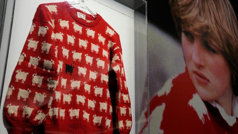 Ein roter Pullover mit weißen Schafen und einem schwarzen