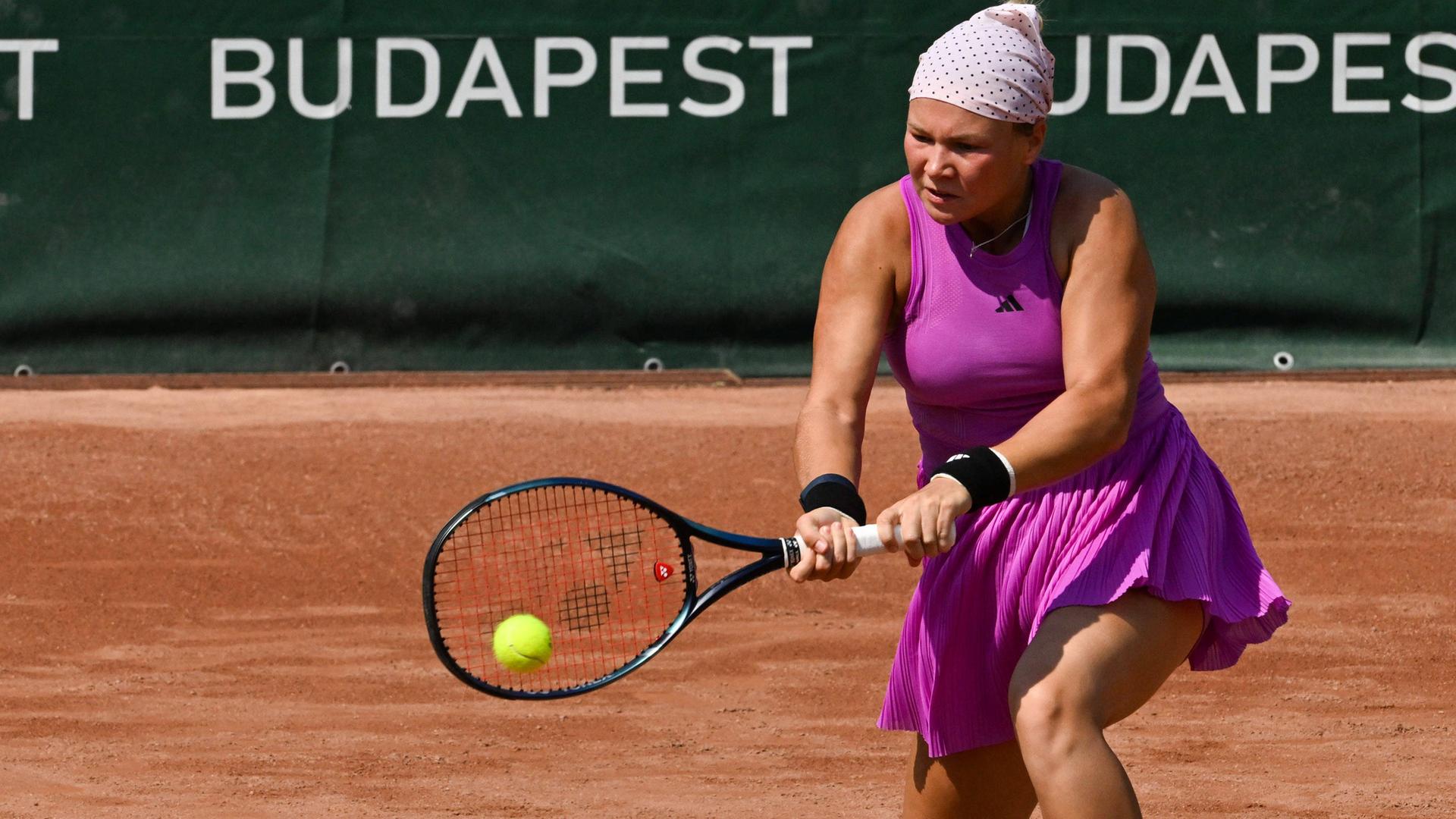 Diana Shnaider während des Achtelfinalspiels gegen Ekaterina Makarova.