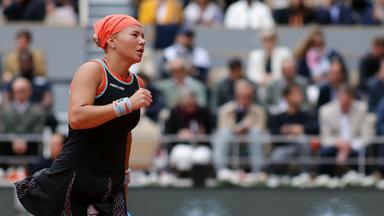 Diana Shnaider ballt im Spiel gegen Aryna Sabalenka die rechte Faust.
