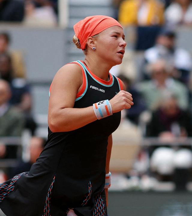 Diana Shnaider ballt im Spiel gegen Aryna Sabalenka die rechte Faust.