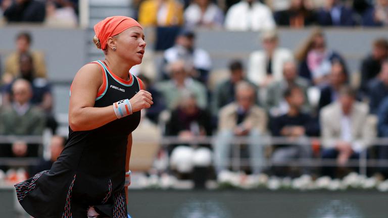 Diana Shnaider ballt im Spiel gegen Aryna Sabalenka die rechte Faust.