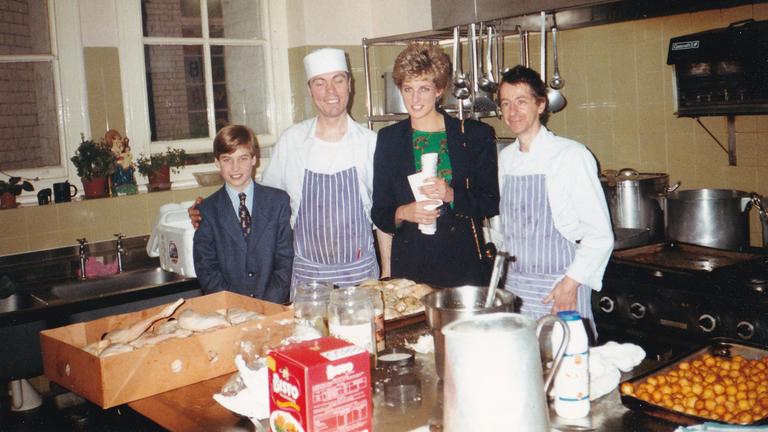 Die britische Prinzessin Diana mit ihrem 11-jährigen Sohn William, in der Küche während eines seiner ersten Besuche bei der Obdachlosenhilfe, aufgenommen am 14.12.1993.