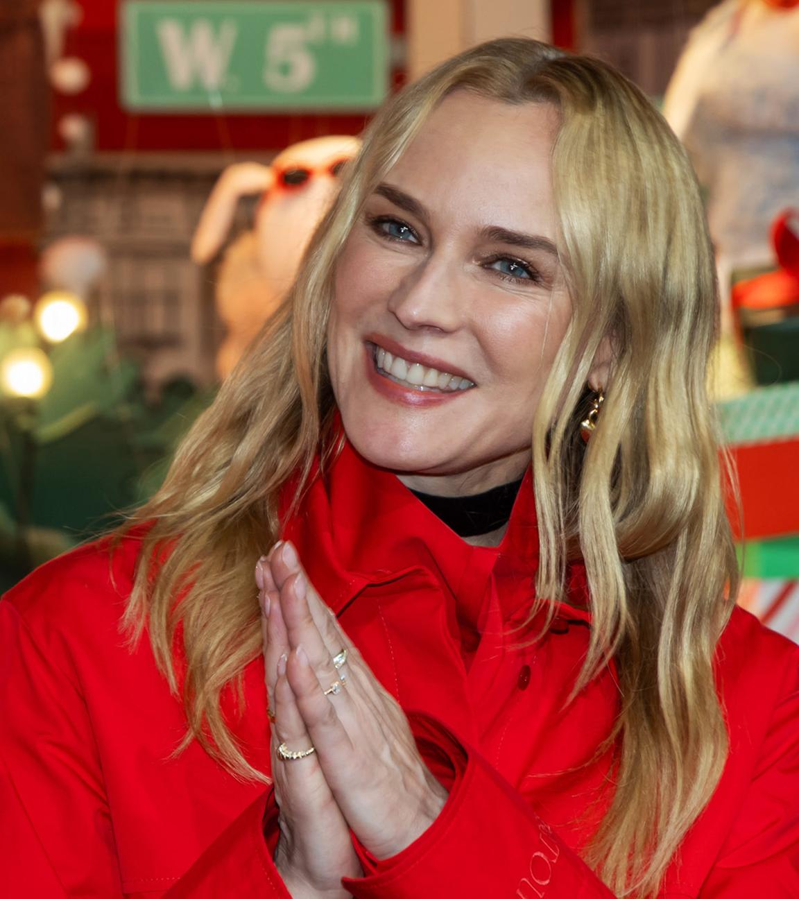 Diane Kruger besucht die Eröffnung der Weihnachtsfenster im Pariser Kaufhaus Printemps.