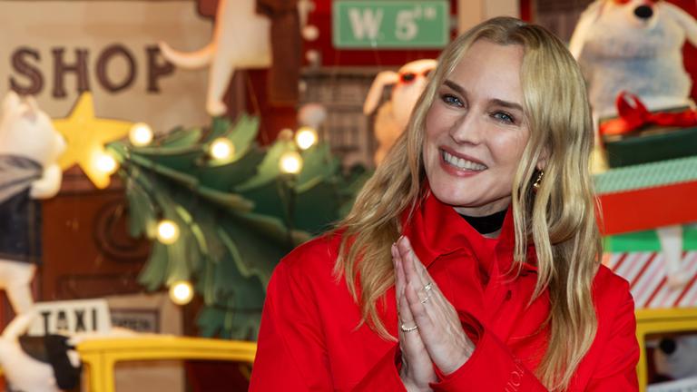 Diane Kruger besucht die Eröffnung der Weihnachtsfenster im Pariser Kaufhaus Printemps.