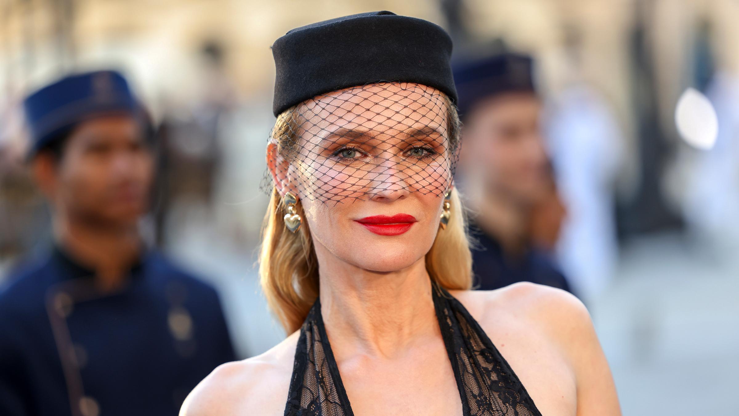 Diane Kruger mit Pillbox-Hut und Neckholder-Top