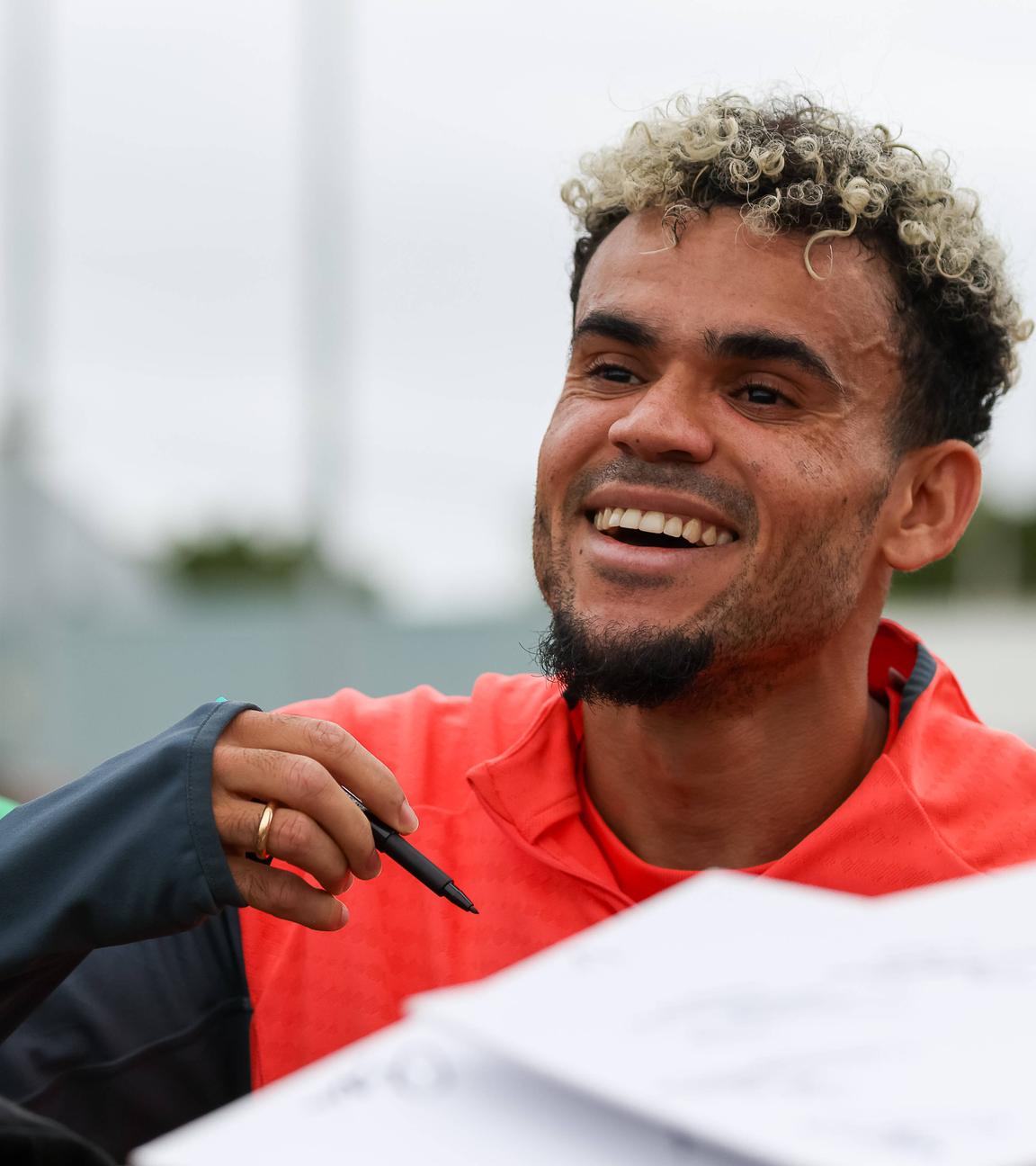 Luis Diaz gibt am Rande seines ersten Trainings beim FC Bayern Autogramme