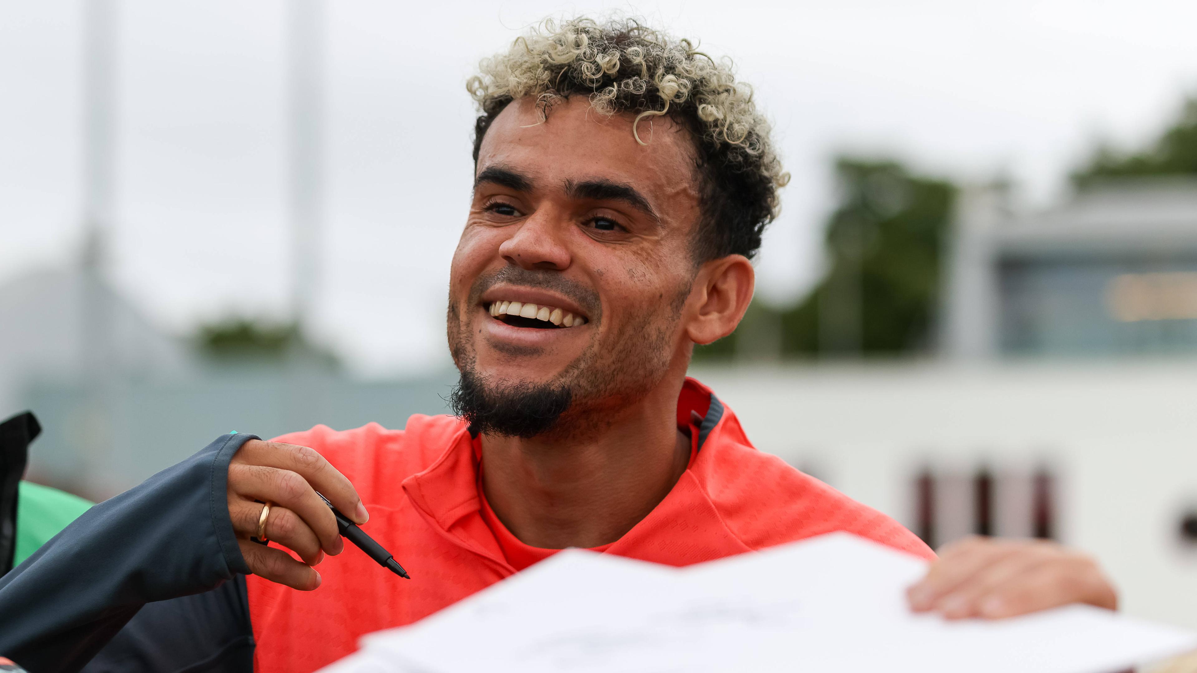 Luis Diaz gibt am Rande seines ersten Trainings beim FC Bayern Autogramme