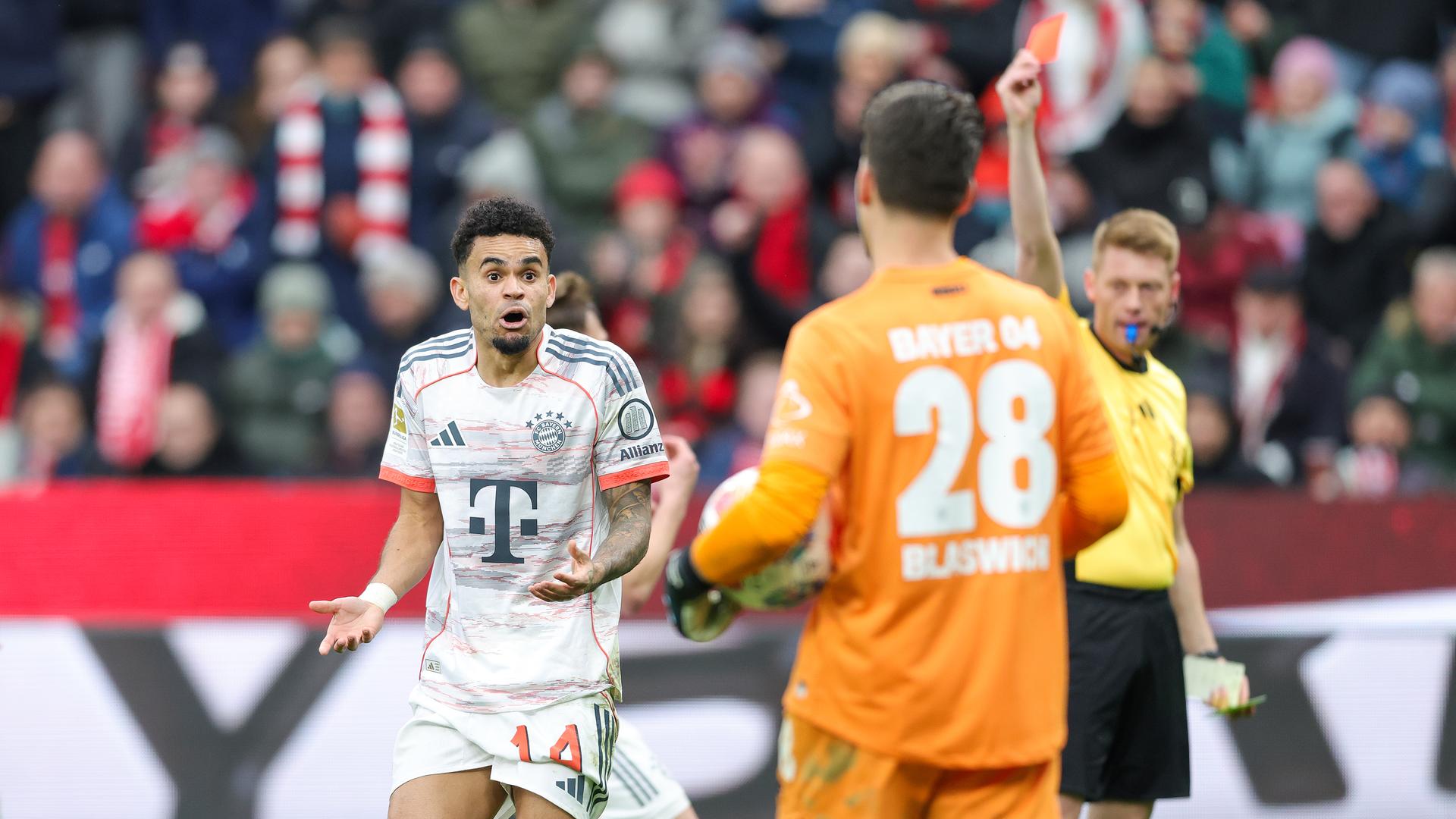 Bayerns Flügelspieler Luis Diaz bekommt nach einer Schwalbe in der Bundesligapartie gegen Bayer Leverkusen die gelb-rote Karte