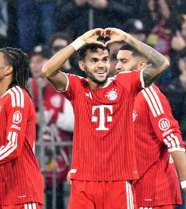 Bayerns Flügelspieler Luis Díaz formt nach seinem Treffer gegen RB Leipzig freudig ein Herz mit seinen Händen.
