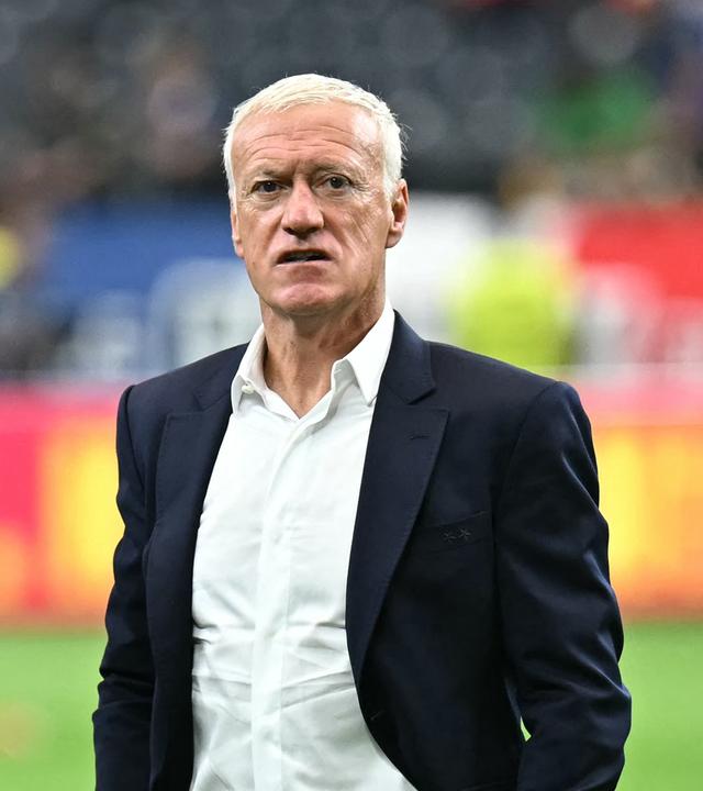 Der französische Nationaltrainer Didier Deschamps begutachtet vor der WM-Halbfinalpartie gegen Spanien den Platz