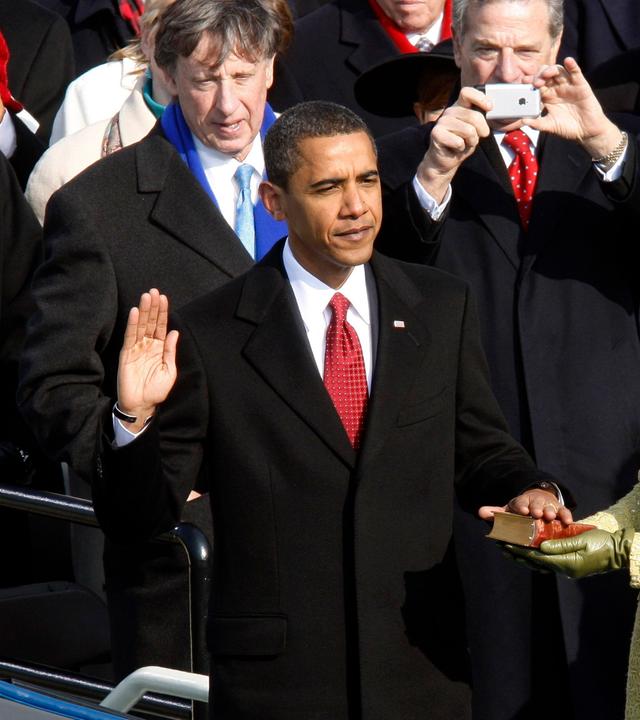 "Die 2000er - Jahrzehnt der Spaltung: 2008-2009 - Obama-Rausch und Banken-Crash": Barack Obama schwört auf die Lincoln-Bibel, die Michelle Obama hält, am 20. Januar 2009