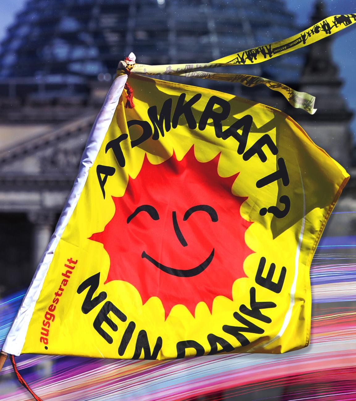 Montage: Vor dem Reichstaggebäude in Berlins liegt die Abbildung einer Flagge mit der Aufschrift "Atomkraft? Nein danke".