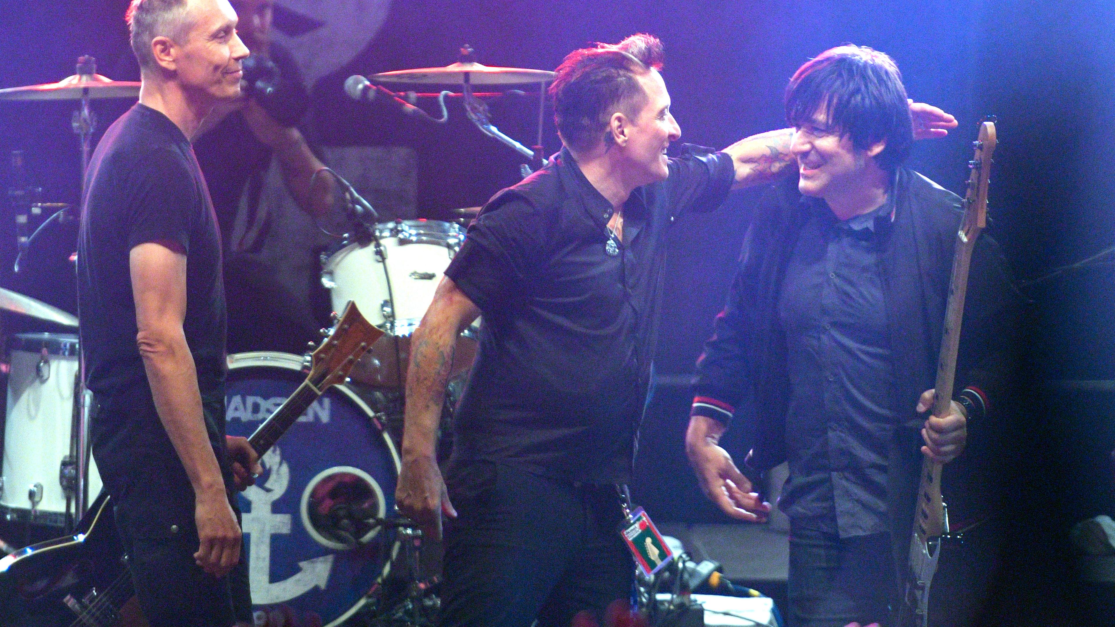 Archiv:  Farin Urlaub (l-r), Bela B. und Rodrigo Gonzalez von der Band Die Ärzte stehen auf der Bühne des Open-Air-Musikfestivals