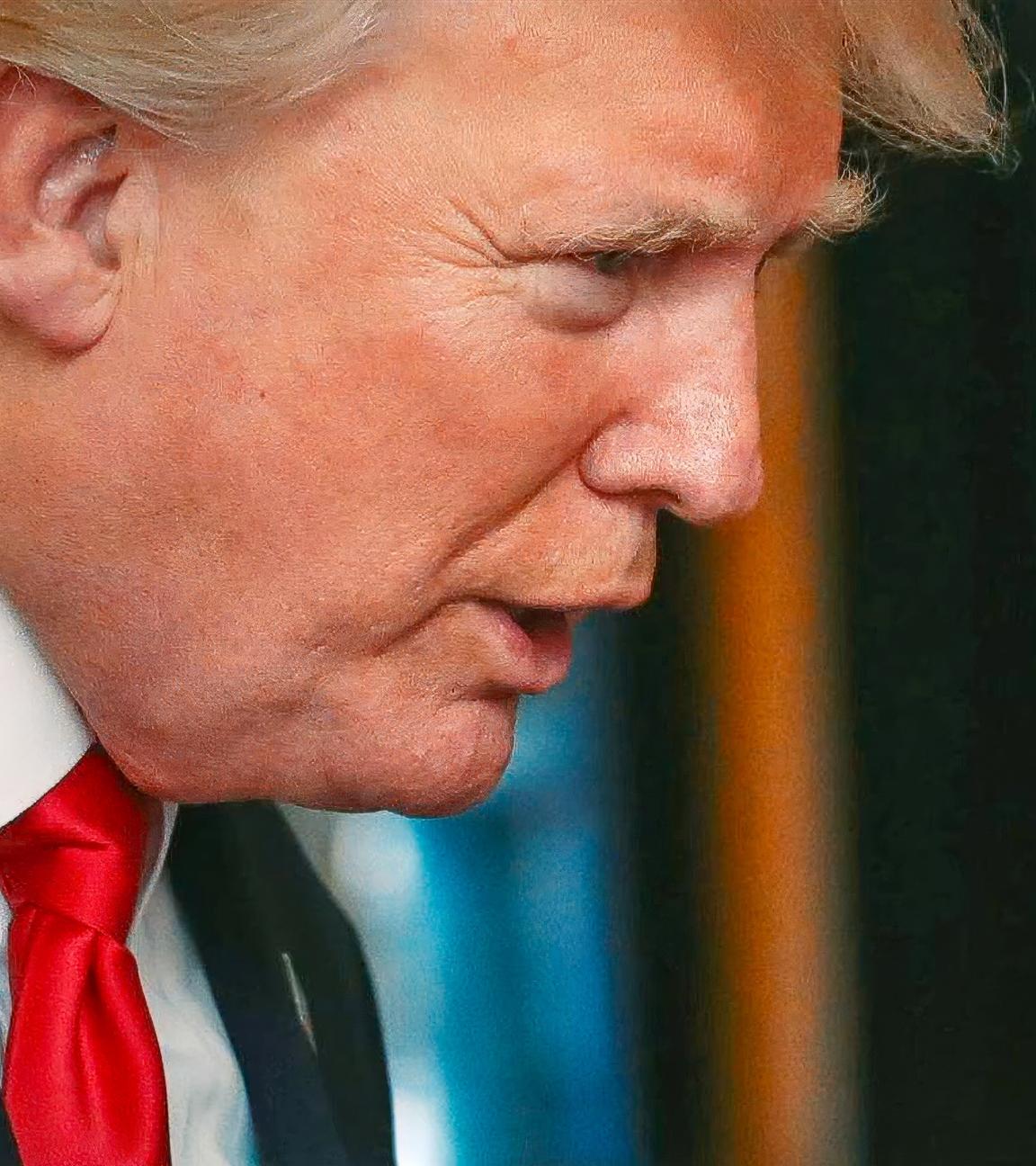 Nahaufnahme von Trump und Putin in Anzug und Krawatte, die miteinander sprechen.