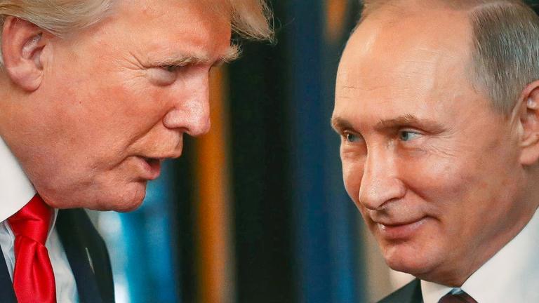 Nahaufnahme von Trump und Putin in Anzug und Krawatte, die miteinander sprechen.