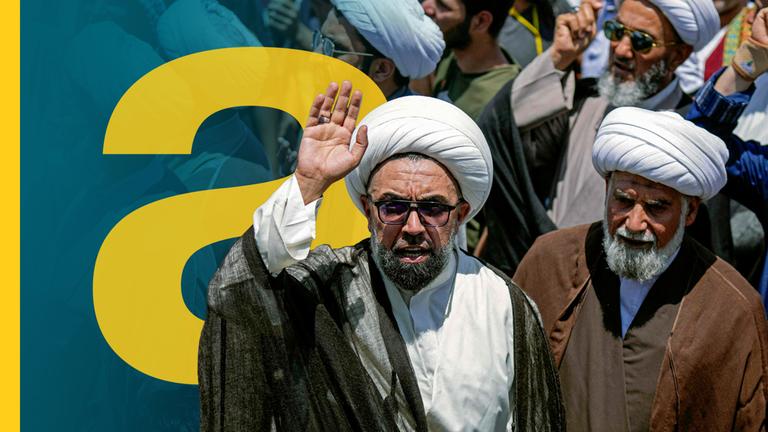 Ein Mann in der demonstrierenden Menge