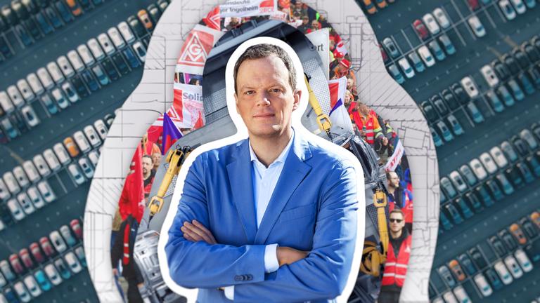 Am Puls mit Florian Neuhann: Die Autokrise - War's das mit Wohlstand?": Florian Neuhann steht auf einer Demonstration der IG-Metall.