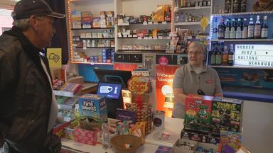 Nonne die hinter der Kiosk Theke steht 