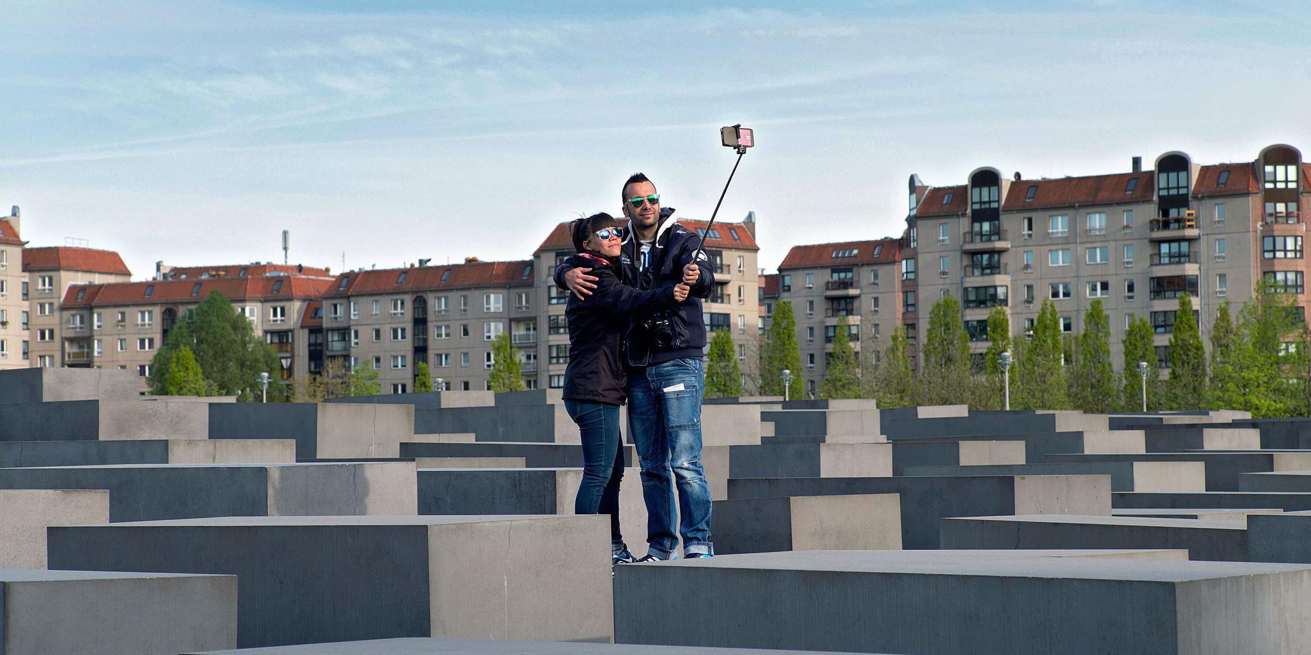 "Die Deutschen und der Holocaust - Schluss mit Schlussstrich?": Junges Paar macht Selfie auf dem Holocaust-Mahnmal in Berlin - 2015