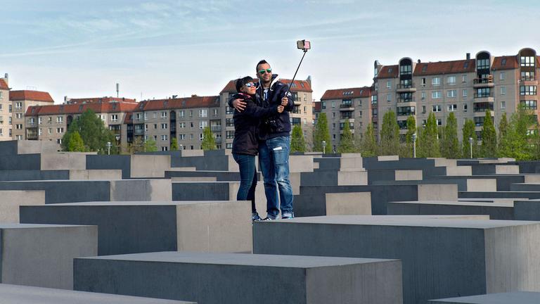 "Die Deutschen und der Holocaust - Schluss mit Schlussstrich?": Junges Paar macht Selfie auf dem Holocaust-Mahnmal in Berlin - 2015