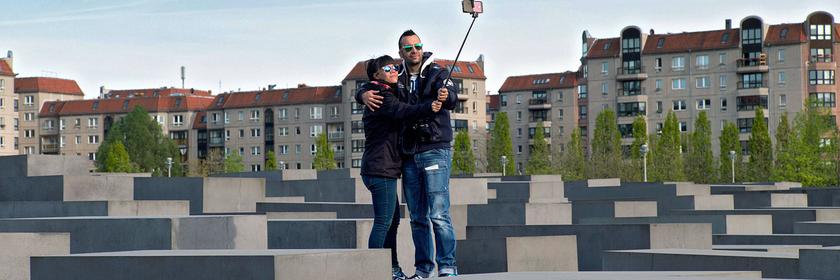 "Die Deutschen und der Holocaust - Schluss mit Schlussstrich?": Junges Paar macht Selfie auf dem Holocaust-Mahnmal in Berlin - 2015