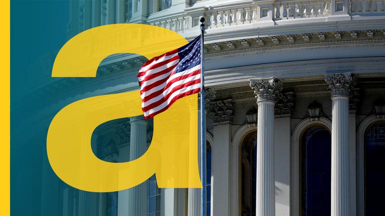 Amerikanische Flagge vor einem Gebäude und das gelbe aj-a