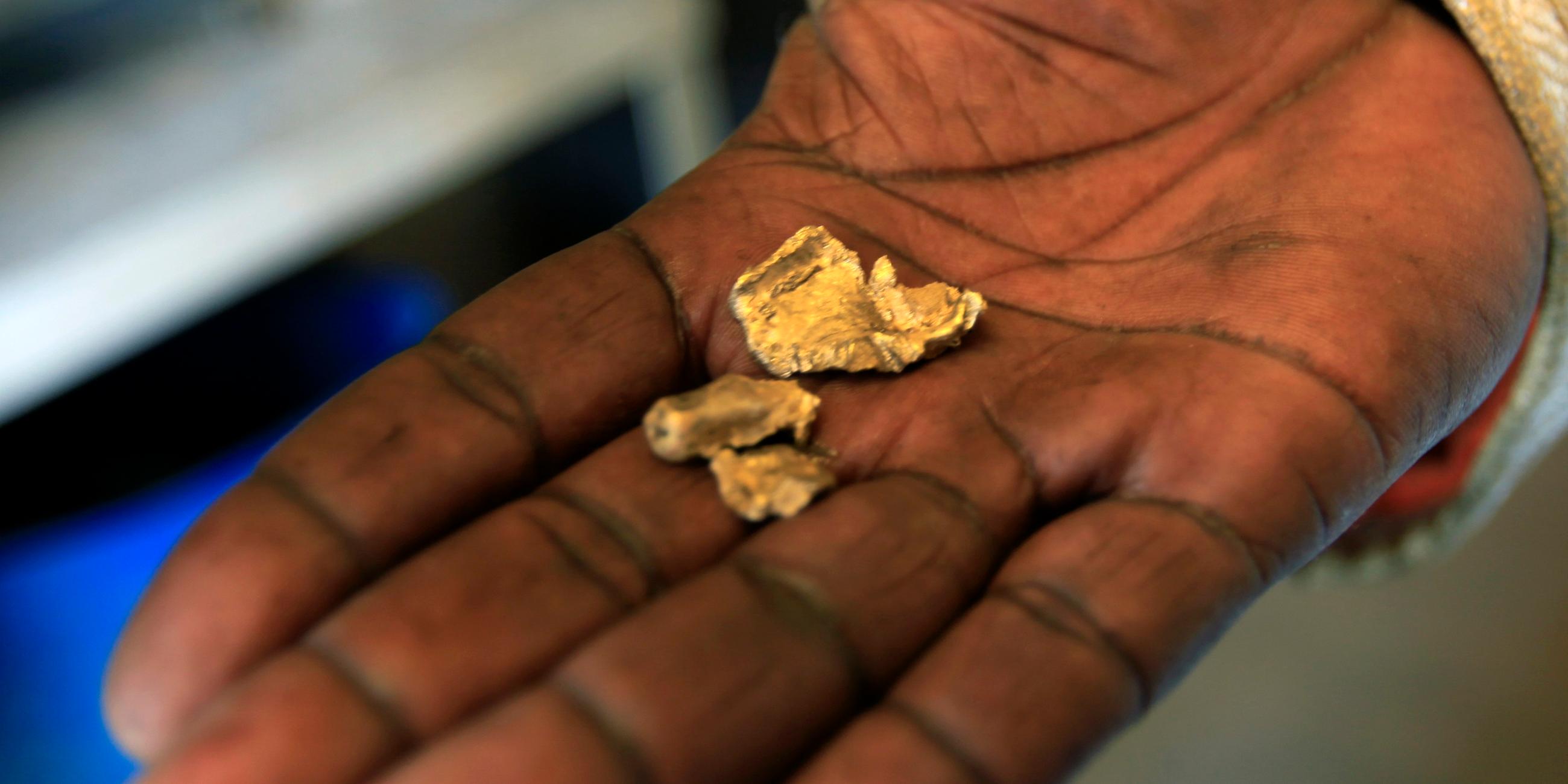 "Die Entstehung der Erde: Gold aus dem All": Goldstücke in einer Hand.