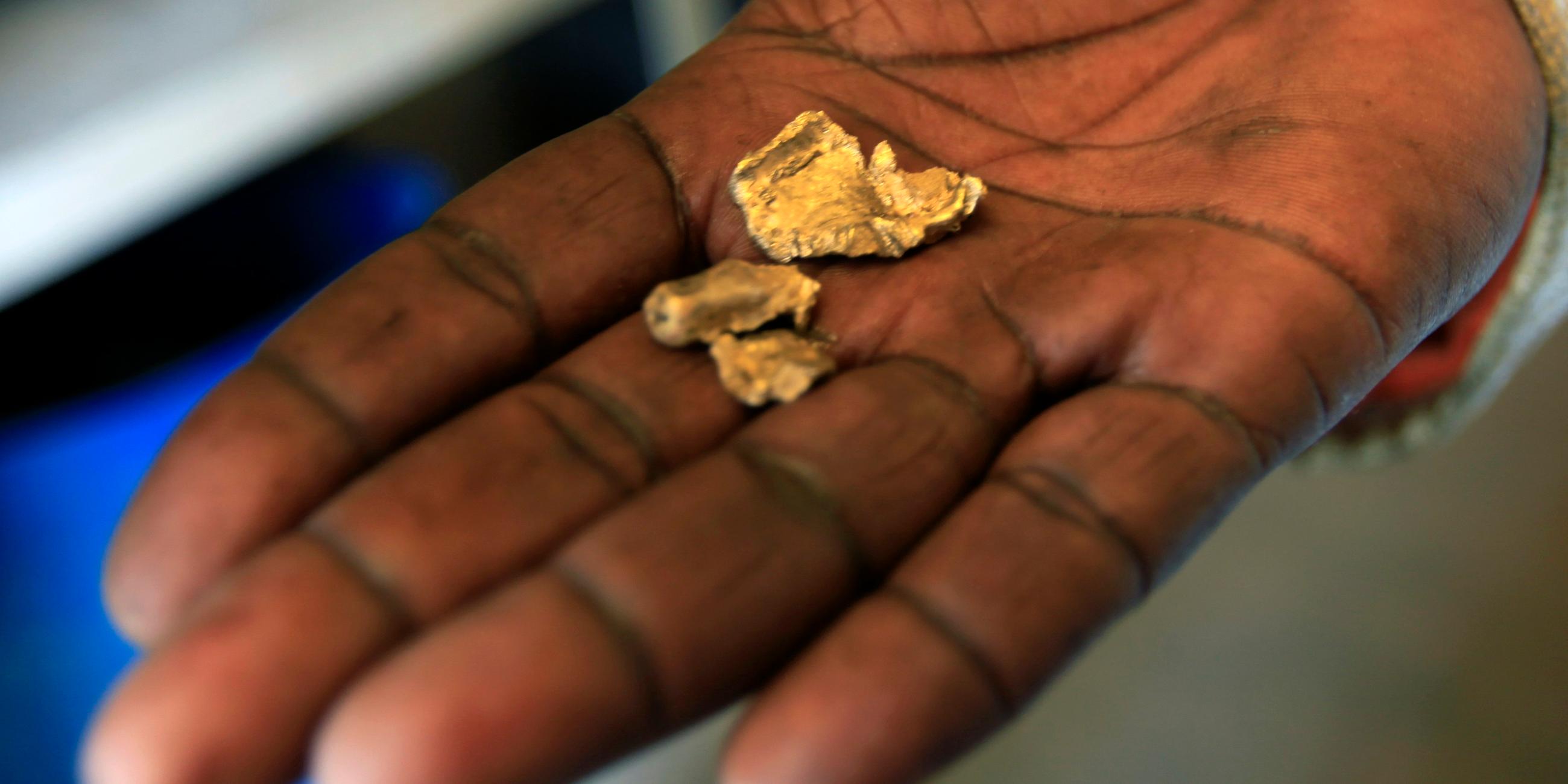 "Die Entstehung der Erde: Gold aus dem All": Goldstücke in einer Hand.