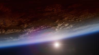 Animiertes Bild der Erdoberfläche aus dem All gesehen, eine dünne blaue Schicht umgibt den Planeten, im Hintergrund die Sonne.