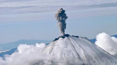 "Die Erde - Unruhiger Planet - Tsunamis, Vulkane und Wetterextreme": Rauchwolken über einem aktiven Vulkan in Ecuador.
