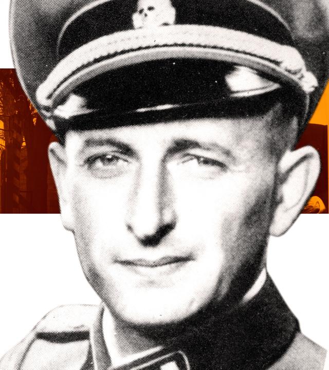 Eine Nahaufnahme von Eichmann, im Hintergrund eingefärbt der Schriftzug „Arbeit