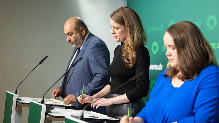 Omid Nouripou, Terry Reintke und Ricarda Lang nehmen an einer Pressekonferenz teil am 10.06.2024.
