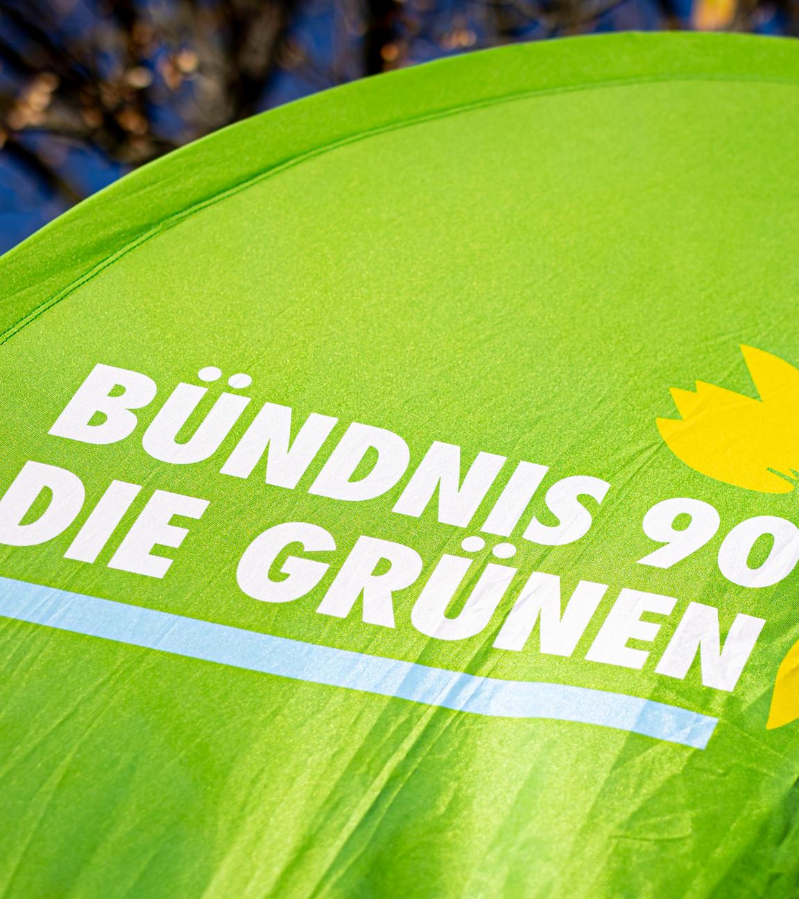 Fahne mit Logo der Partei Bündnis 90/Die Grünen
