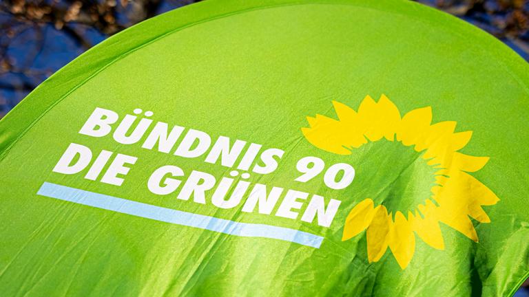 Fahne mit Logo der Partei Bündnis 90/Die Grünen