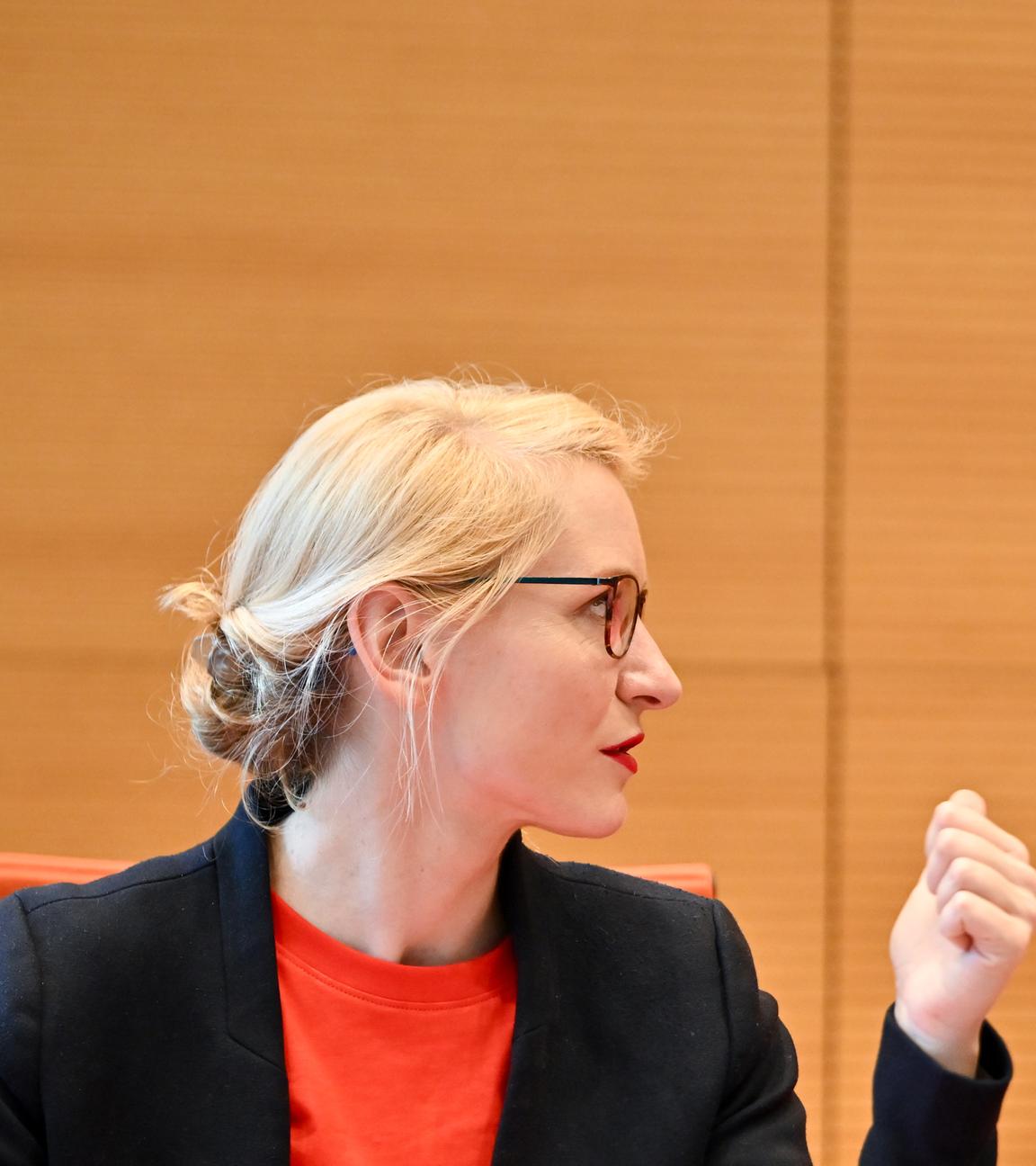 Berlin: Ines Schwerdtner (Die Linke), Parteivorsitzende, spricht vor einer Sitzung der Gruppe Die Linke mit Jan van Aken (Die Linke), Parteivorsitzender. 