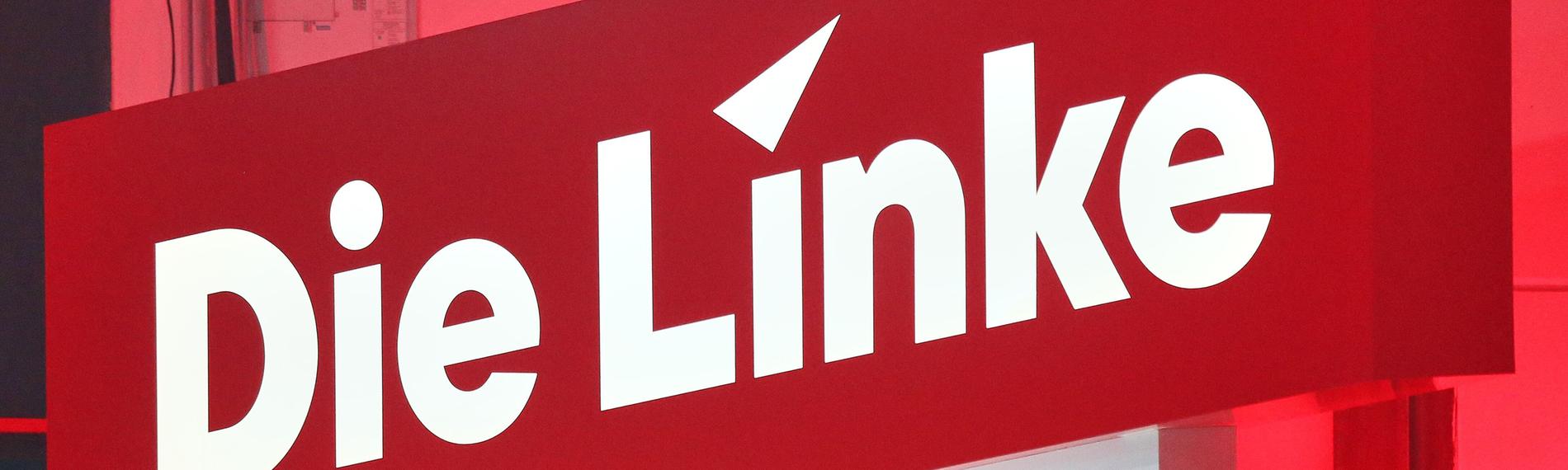 Großes Schild mit Logo der Partei die Linke
