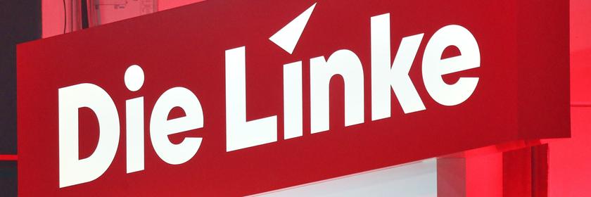 Großes Schild mit Logo der Partei die Linke
